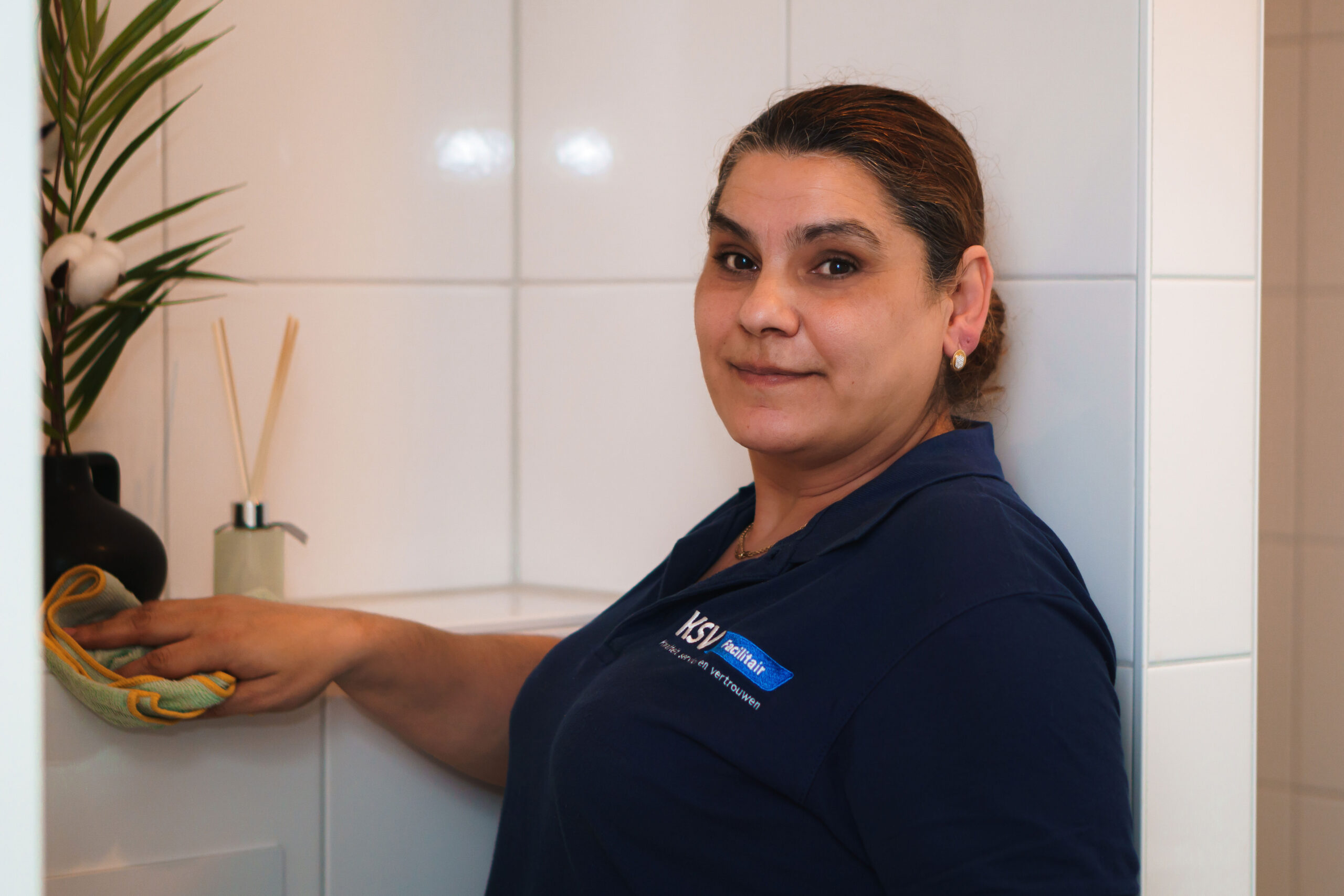 KSV Facilitair medewerker aan het werk in KSV polo