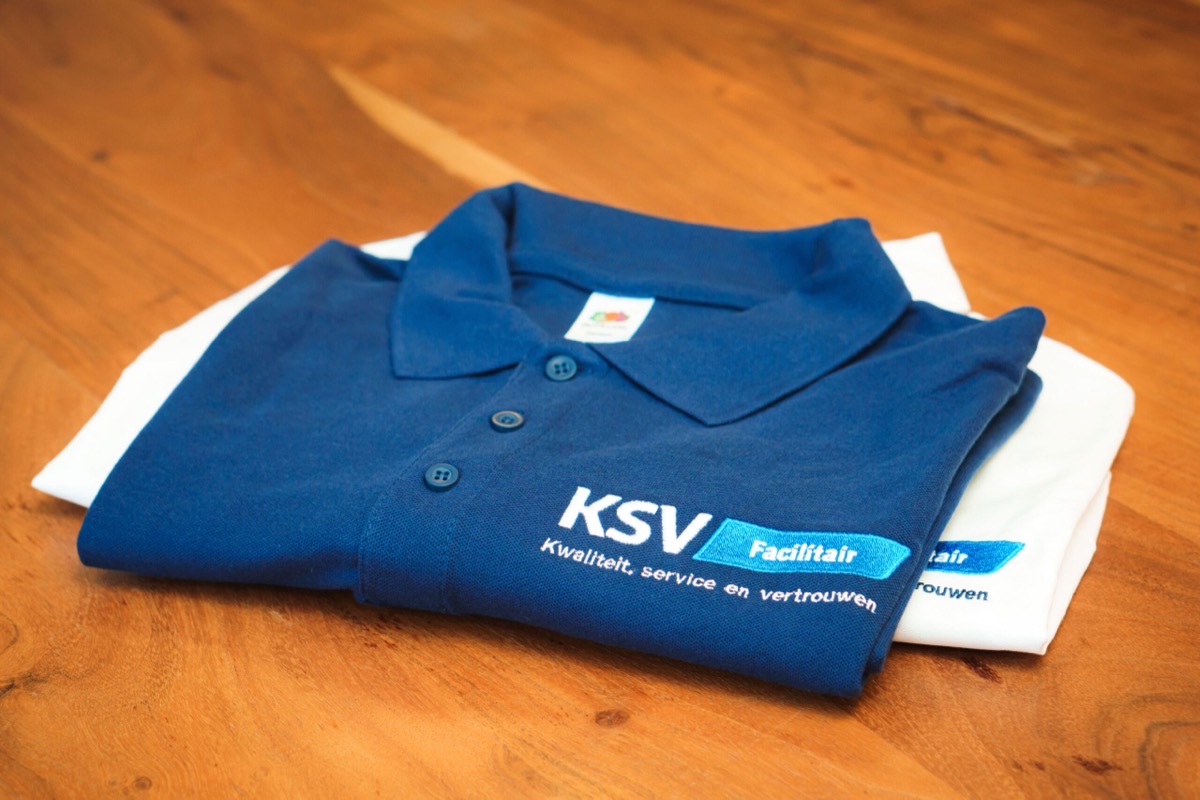 Zakelijke handdruk bij het kiezen van een schoonmaakpartner