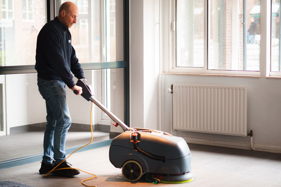 KSV Facilitair medewerker met professionele schrobmachine