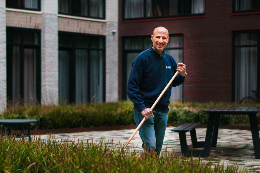 Huismeester aan het werk bij een bedrijfspand